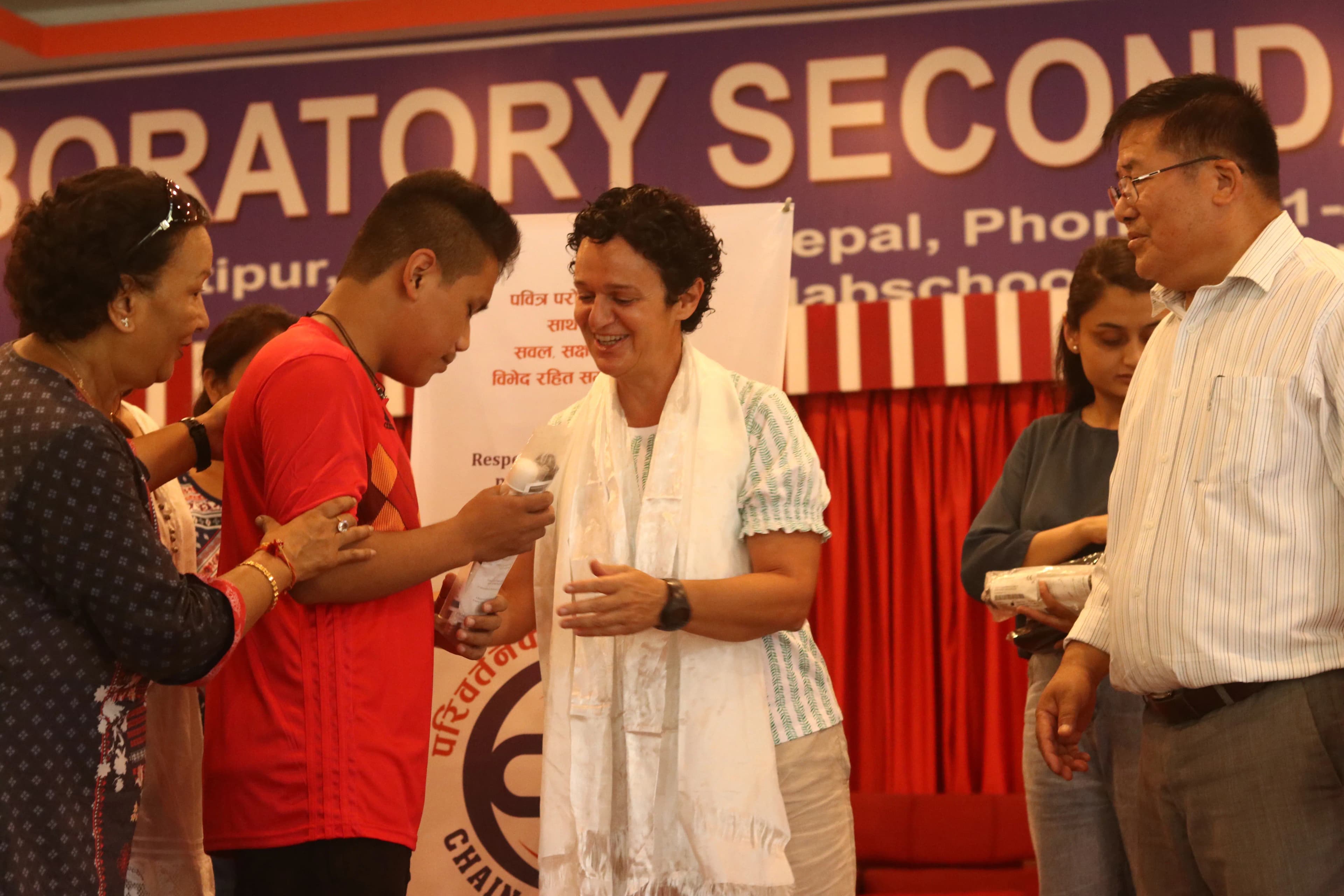 Distributing white cane to Yujen Maharjan – one of the participants with visual disabilities of Guiding Techniques & Mobility Skills Training by the President of Expadición Solidaria.