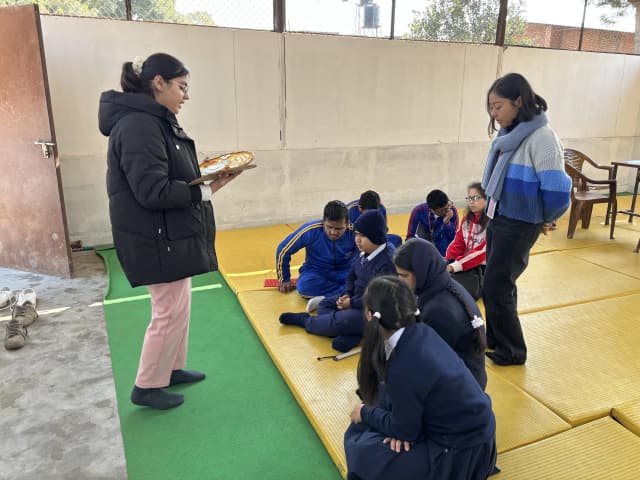 Khushi Subedi is holding the 3D model of animal cell and explaining all 7 participants of the workshop. Romee Jijicha is also observed standing at the background.