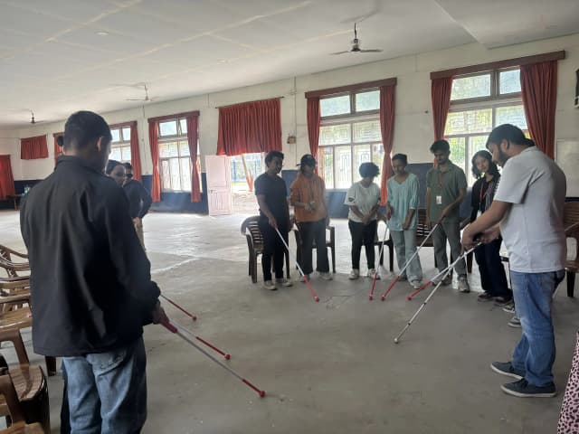 Our Founder, Abhishek Shahi who is also one of the facilitators of the event is explaining the pair guides to use the white cane.