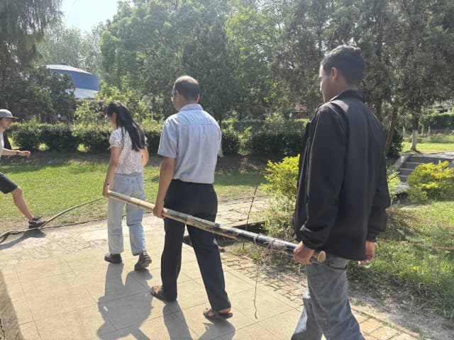 One of the group is using the Spanish technique of guiding during the trekking. Here two of the guides are holding either sides of the long stick and a pair with visual disability is holding the stick in-between.