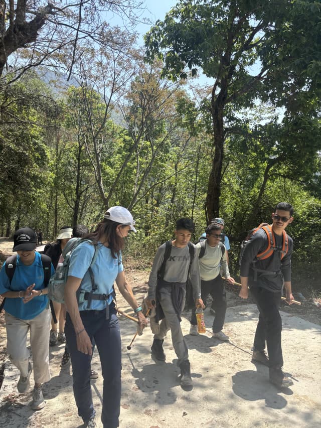All the groups are hiking using the traditional Spanish style of guiding persons with visual disabilities in the mountain.