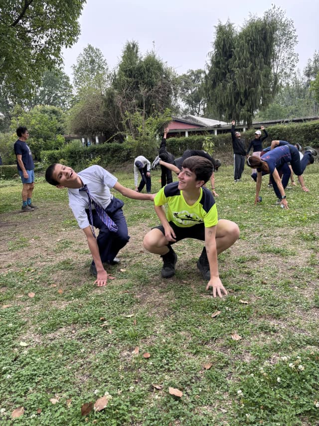 A picture where participants with visual disabilities and their pair are pausing in different position when the music is stopped.