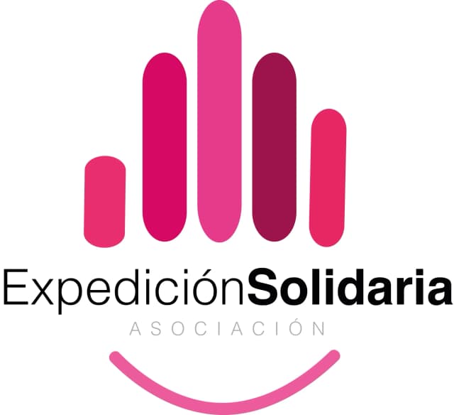 Logo of Asociación Expedición Solidaria. The top part of the logo features five vertical bars in different shades of pink, arranged to resemble the outline of a hand with fingers extended or a stepped pyramid. Below this, the text reads "ExpediciónSolidaria" with "Expedición" in black and "Solidaria" in bold black, merged as a single word. Further below, the word "ASOCIACIÓN" appears in light gray and spaced-out letters. At the bottom, a curved pink line creates a smile shape.